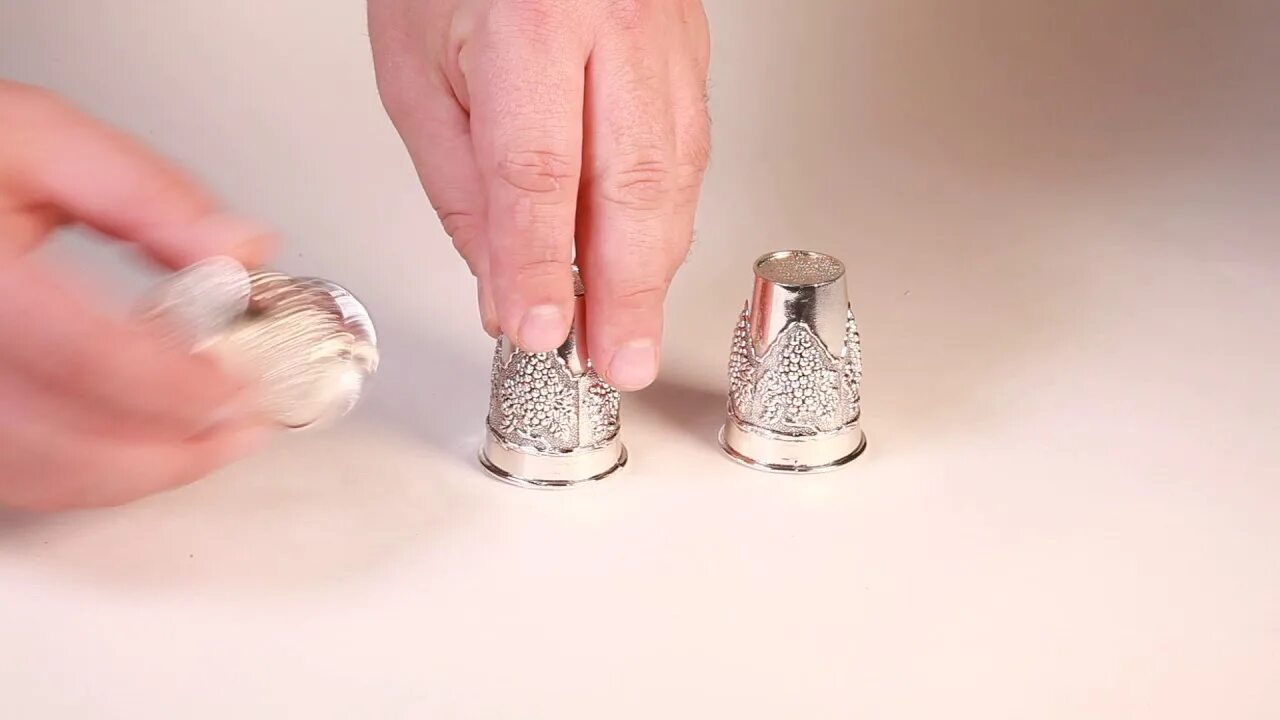 Игра в наперстки. Наперстки лохотрон. Шарик для наперстков. Наперстки игра. Наперсточники.