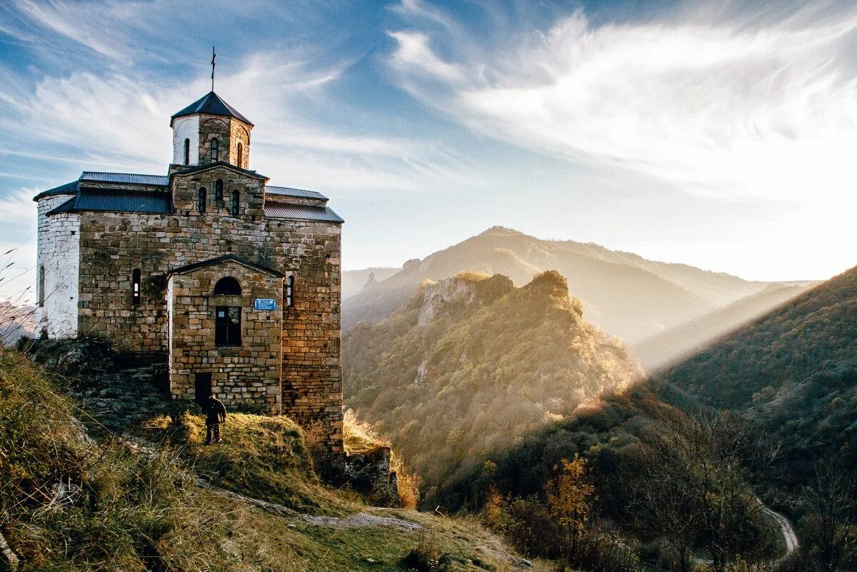 Памятники карачаево-черкесской республики. Сентинский храм и шоанинский храм. Сентинский храм в теберде. Карачаево-черкесская республика домбай. Карачаево-черкесская республика.