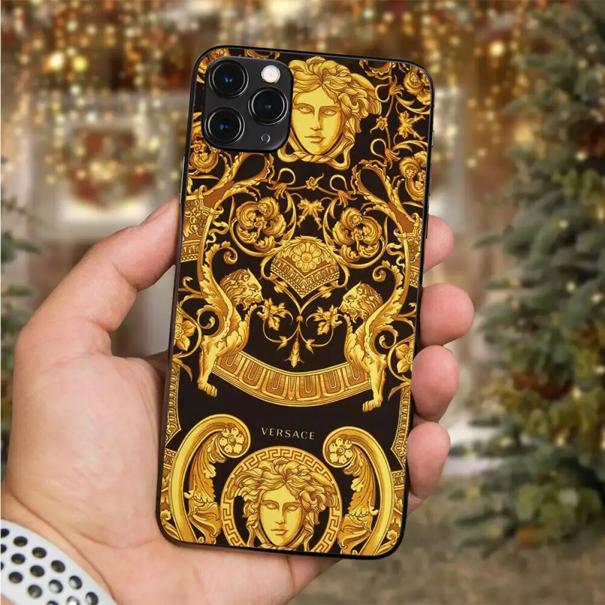 Gold чехол. Чехол на айфон 11 Версаче. Versace iphone Case 11 Pro Max. Чехол на iphone 13 Pro Max Versace золото. Чехол на айфон 13 про Макс Версаче.