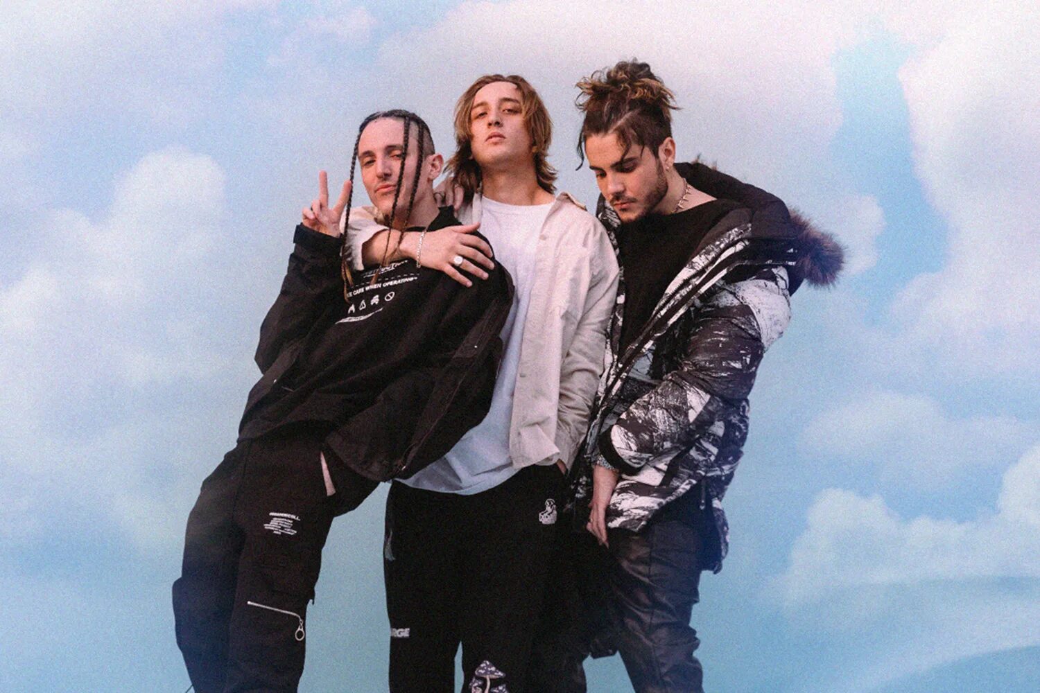 Chase atlantic moonlight. Чейз Атлантик. Chase Atlantic группа. Клинтон Кейв Chase Atlantic. Chase Atlantic 2022.