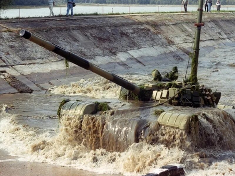 Танки препятствия. Т-72 преодоление водных преград. Преграды для танков. Водные танки. Подготовка танка к преодолению водной преграды.