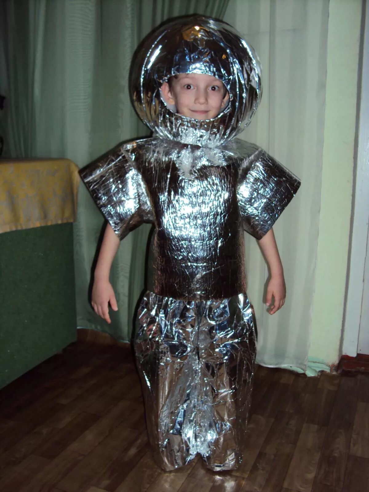 Космический костюм для мальчика. Костюм из бросового материала для мальчика. Космический костюм для мальчика из подручных материалов. Космический костюм для девочки. Как сделать скафандр