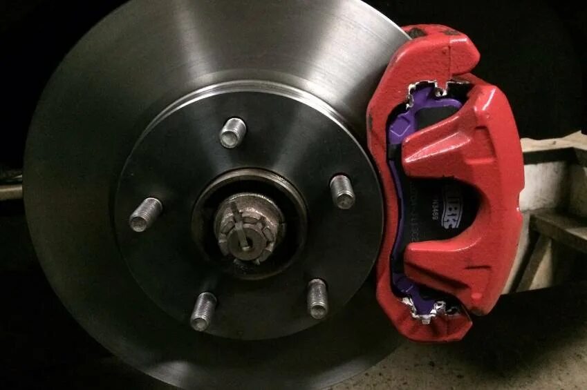 Brake disc тормозные art6103327. тормозные диски и колодки. тормозной диск туарег 3. Np8054комплект тормозных колодок, дисковый тормоз. тормозная колодка на машине.