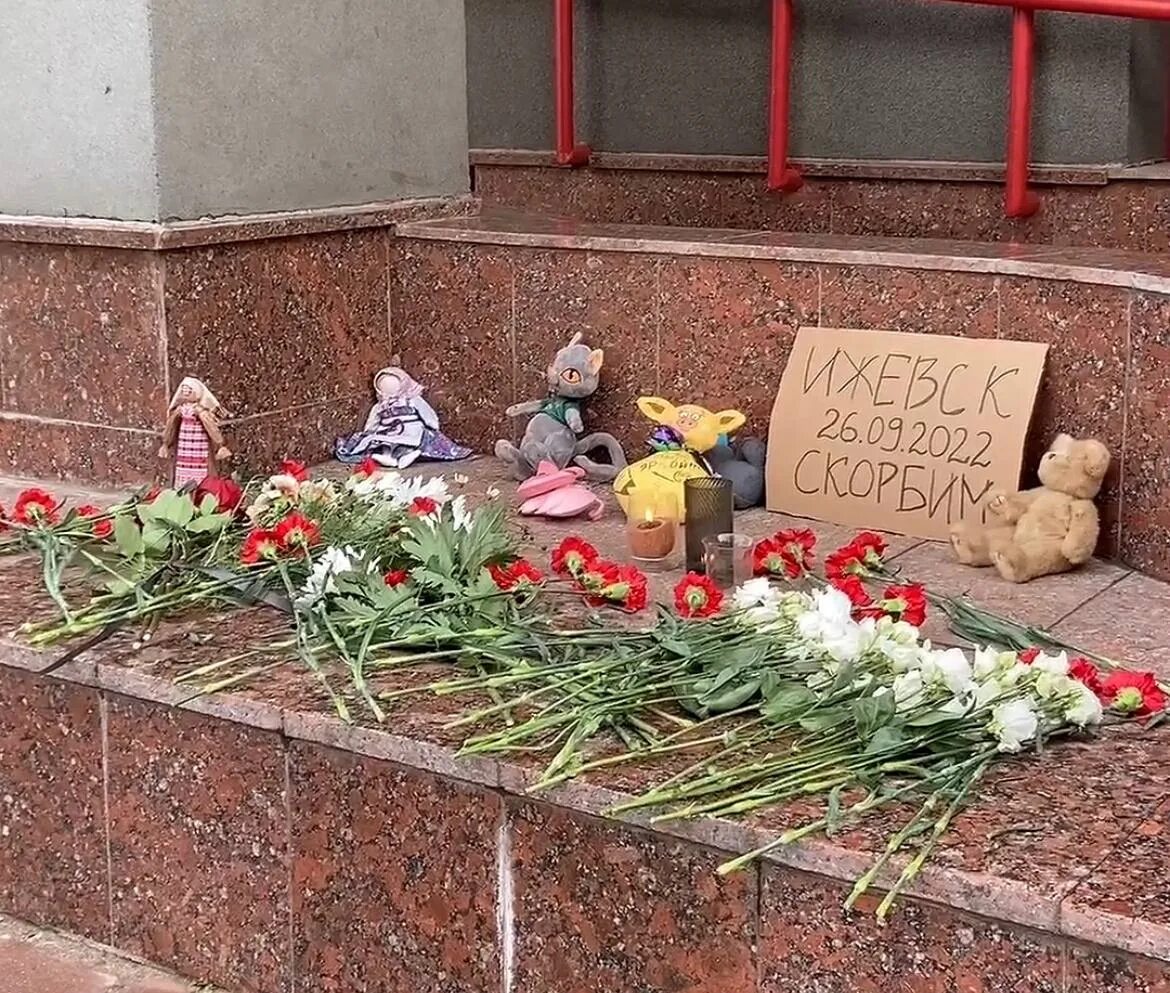 Мемориал погибшим детям. Ижевск трагедия 2022 в школе.