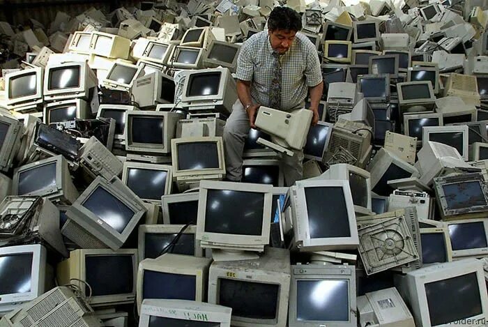 Раздача компьютера. Много компьютеров. Старый компьютер. Утилизация мониторов. Компьютерные технологии.