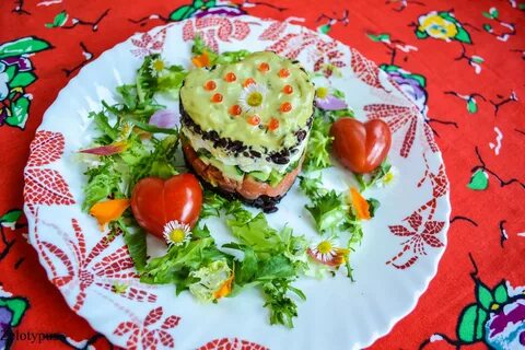 Салат с форелью огурцом
