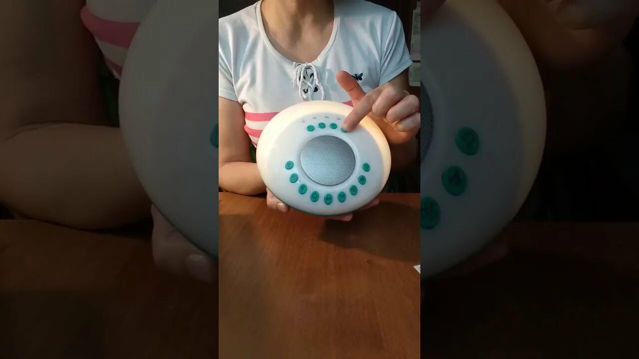 Белый шум для сна где послушать. Игрушка ночник с белым шумом. ночник с белым шумом для новорожденных. лампы белого шума для сна. ночник луна белый шум.