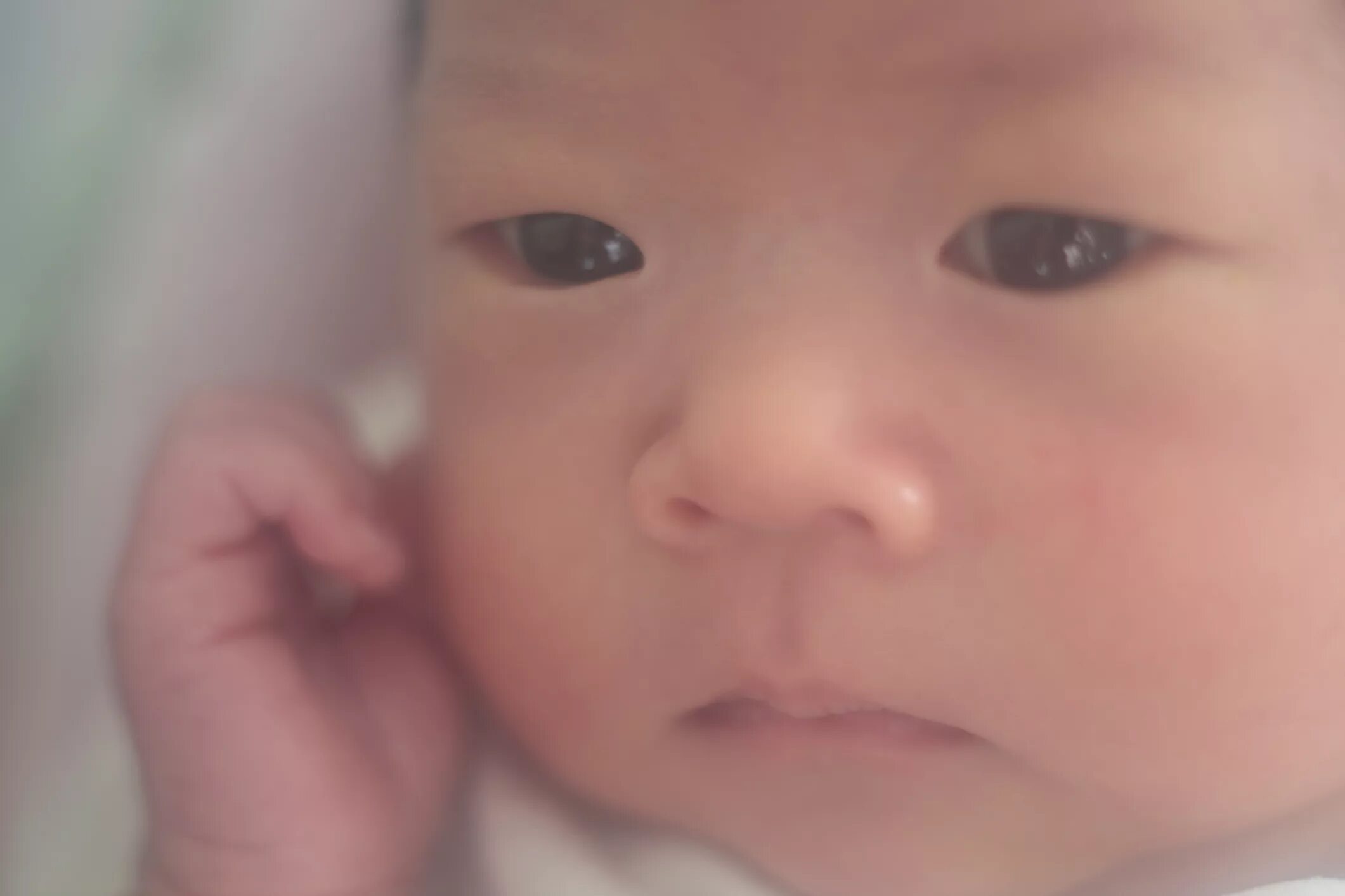 Глаза у новорожденного открываются. Разрез глаз у новорожденных. Узкие глаза у новорожденного. Разрез глаза у новорожденного.