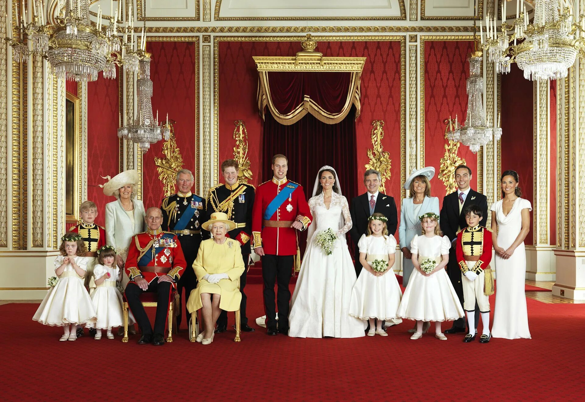 Кто управляет великобританией. Букингемский дворец Королевская семья. Роял Фэмили сайт королевской семьи. Королевская семья Елизаветы 2.