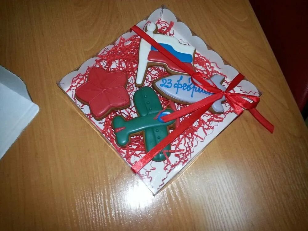Подарки на 23 февраля мужчинам коллегам. Подарок на 23 февраля открытка. Танк из носков на 23. Открытка папе на 23 февраля. Подарок папе на 23 февраля своими руками.