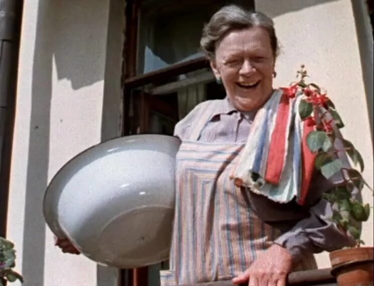 приключения жёлтого чемоданчика 1970. татьяна пельтцер в фильме желтый чемоданчик. татьяна пельтцер в фильме желтый чемоданчик. татьяна пельтцер в фильме приключения желтого чемоданчика. фильм приключение желтого чемоданчика пельтцер.