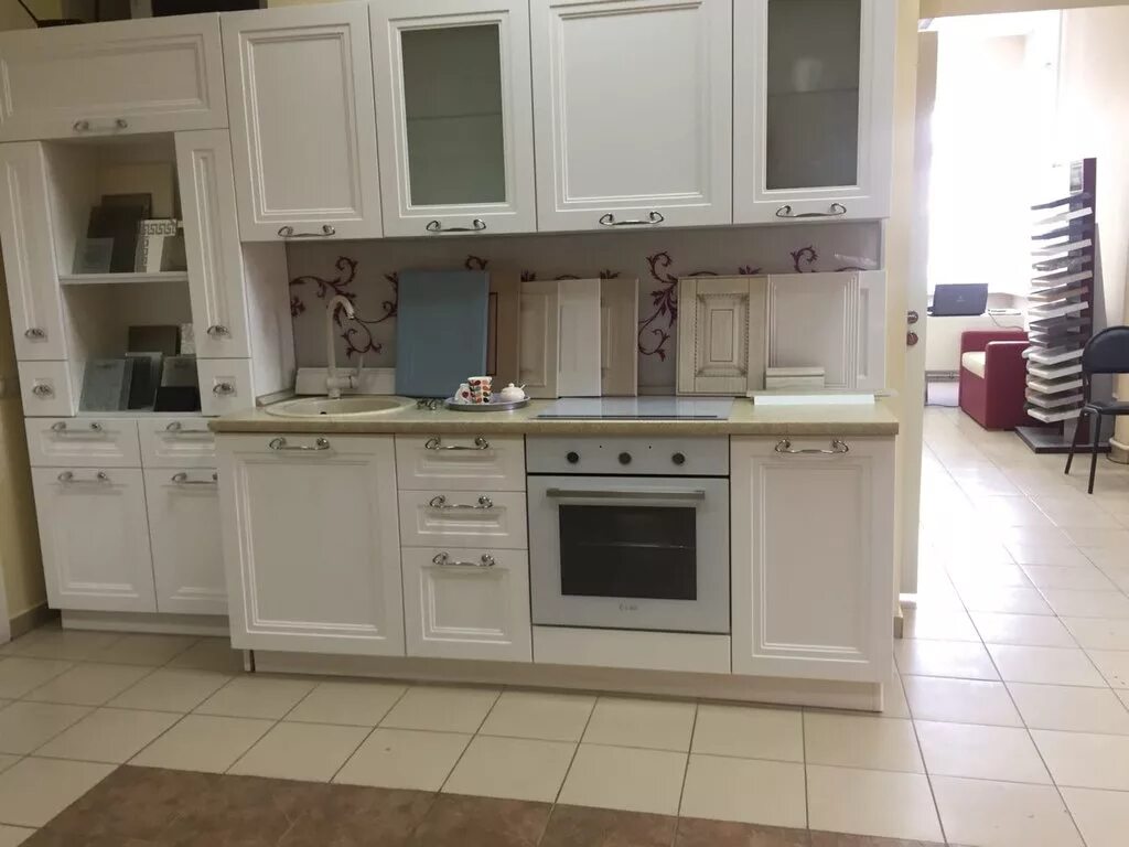 кухня с гнутыми фасадами. кухонные гарнитуры.