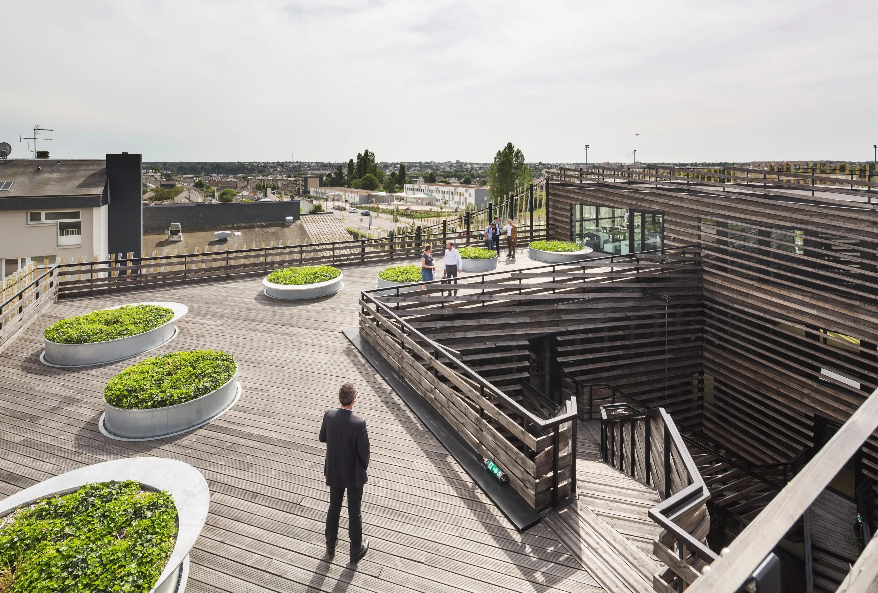 эксплуатируемая кровля 1300 метров. эксплуатируемая кровля с озеленением. веранда omega rooftop. эксплуатируемая плоская кровля green roof. эксплуатируемая кровля здания.