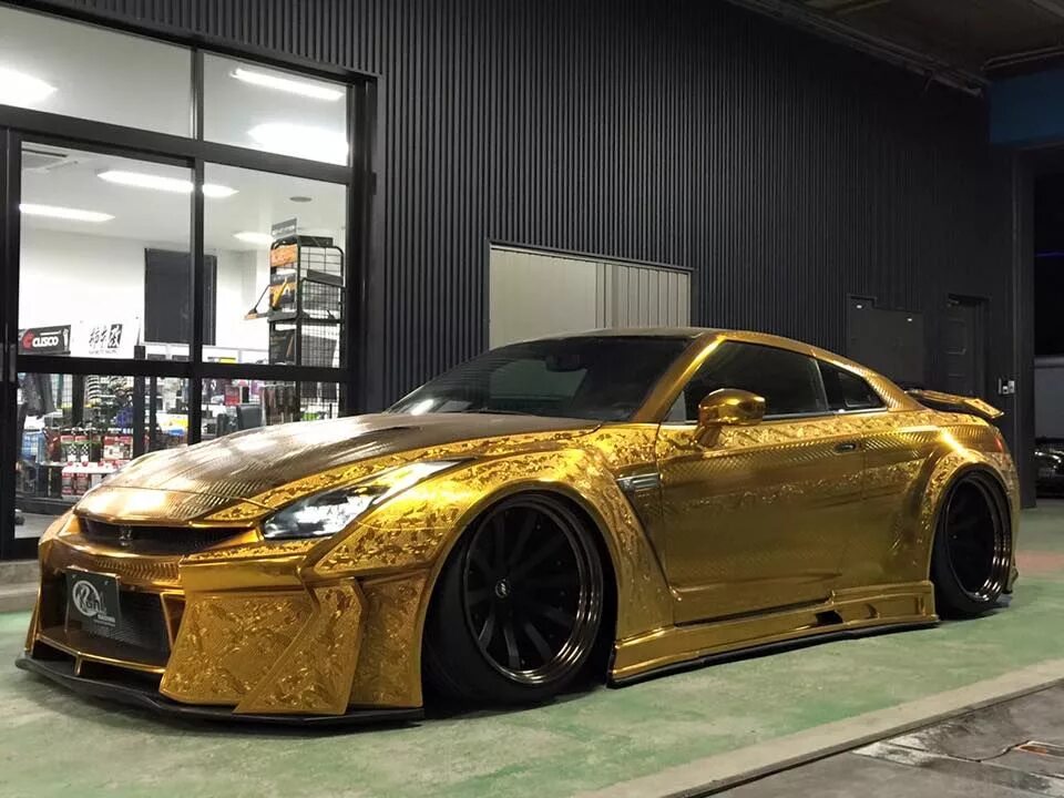 Gold car. Ниссан ГТР 35 золотой. Золотой Nissan GTR Kuhl Racing. Nissan GTR r35 Gold. Nissan gt-r r35 золотой.