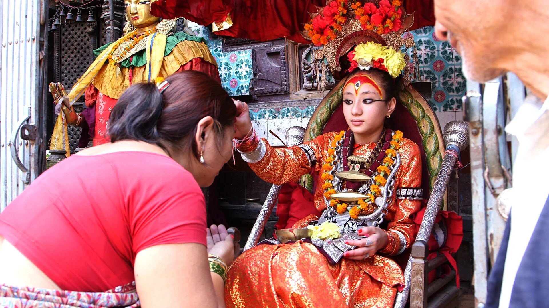 Принцесса непала. Богиня Кумари. Непальская богиня Кумари. Девочка богиня в Непале. Кумари девочка-богиня.