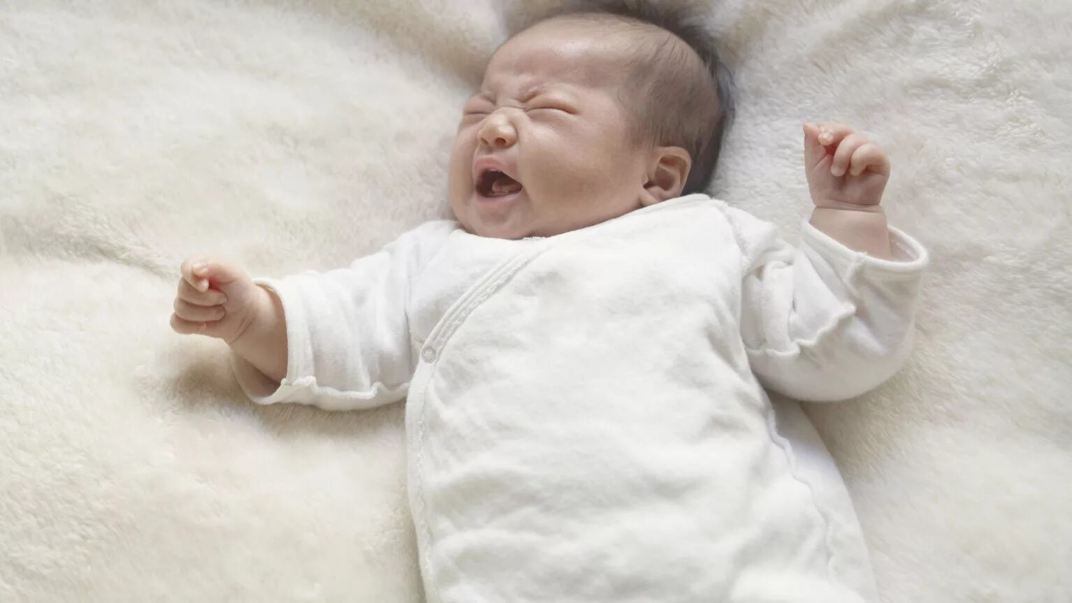 Пробуждение новорожденного. Грудничок ворочается во сне. Фотографии новорожденных спящих детей с высунутым языком.