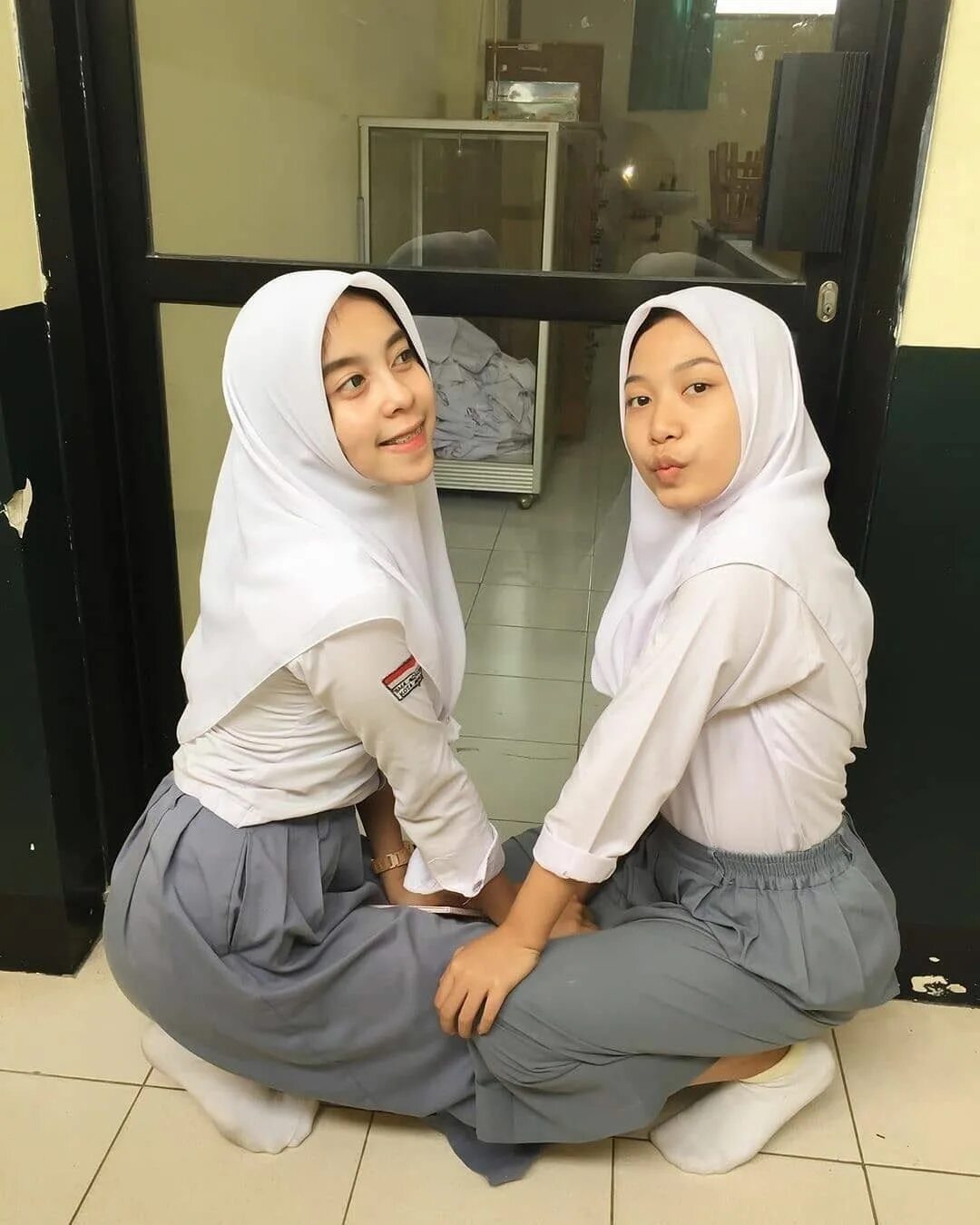 Sotwe malay. Индонезия девушки в хиджабе. Anak sma hot хиджаб. Малай Беаутифул хиджаб.