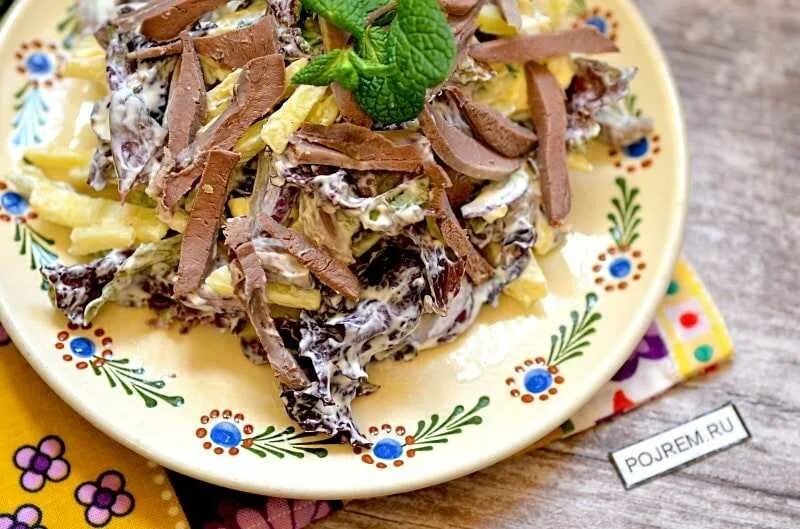 Рецепт вкусного салата из сердца. Салат с сердцем говяжьим. салат из сердца свиного. салатик из говяжьего сердца. салат бычье сердце.