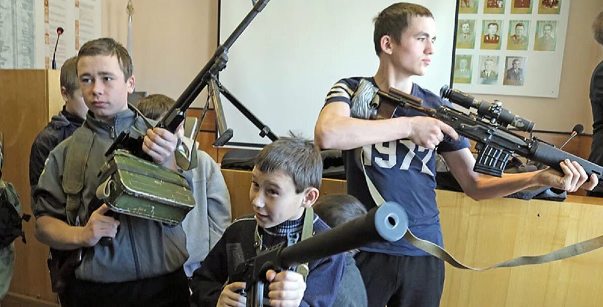 Пришел в школу с оружием. Школьник с оружием в школе. Школьники и спецназ. Школьник с пистолетом. Опасный школьник.