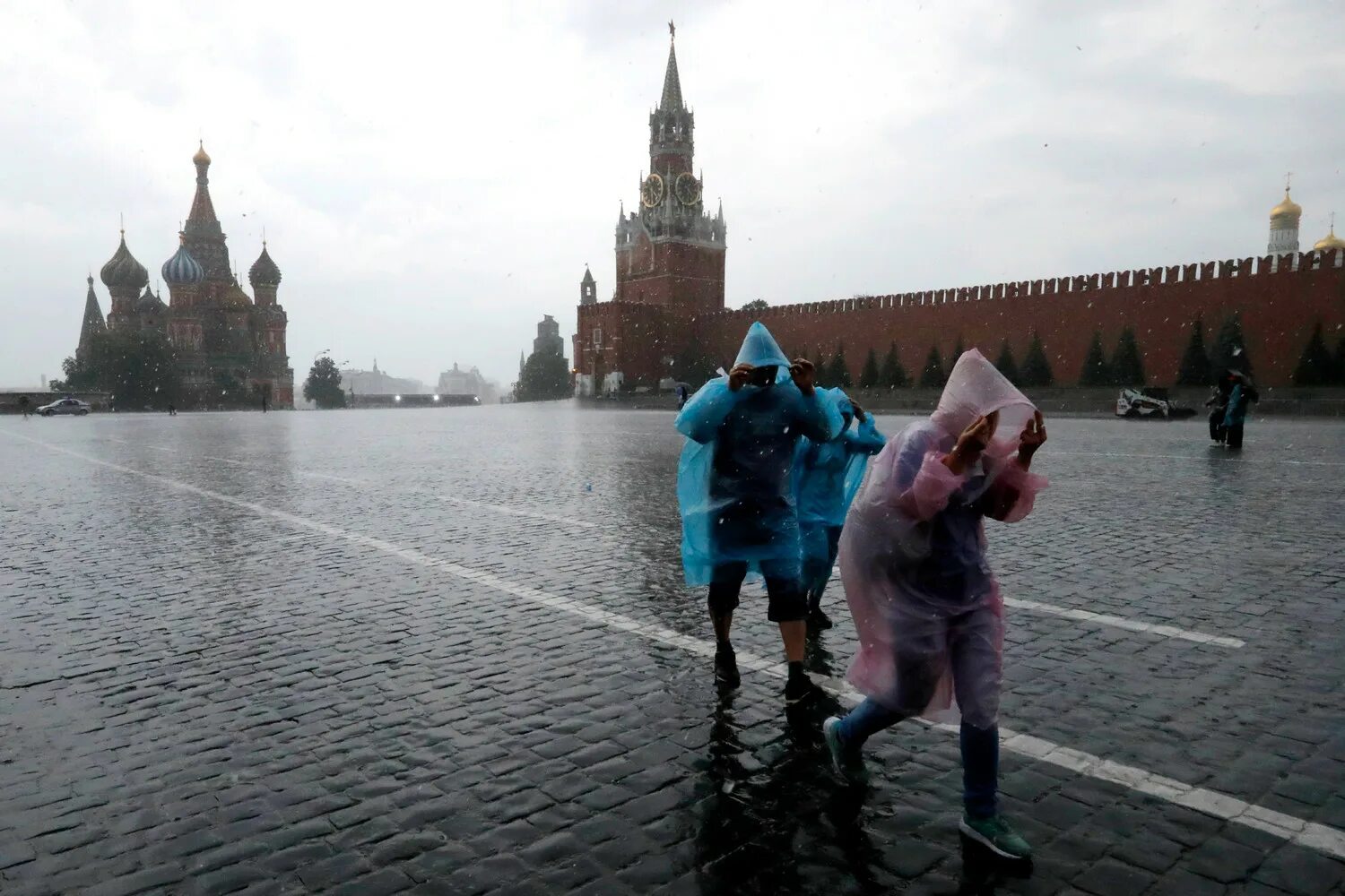 Погода москве дождь будет. Дождь в Москве. Ливень в Москве. Сильнейший дождь в Москве. Жители Москвы.