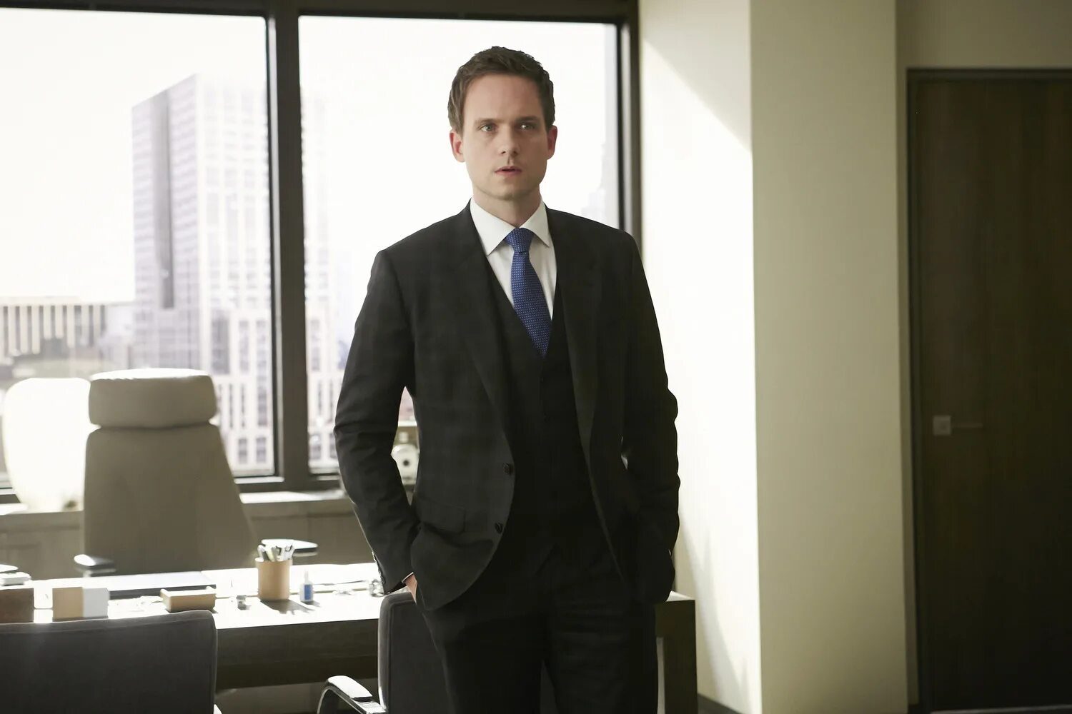 Suits seasons. Патрик Джей Адамс Форс мажоры. Патрик Форс мажоры. Патрик Адамс Форс мажоры.