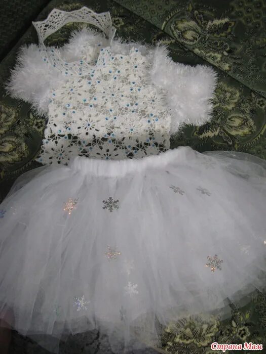 белое платье для девочки снежинка. костюм снежинки в детский сад. платье снежинки. платье снежинка для девочки на новый год. новогоднее платье снежинки для девочки.