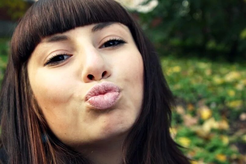 Губы вытянутые в трубочку. Девушка вытянула губы. Вытягивают губы. Девушки с вытянутым языком. Открытый женский рот.