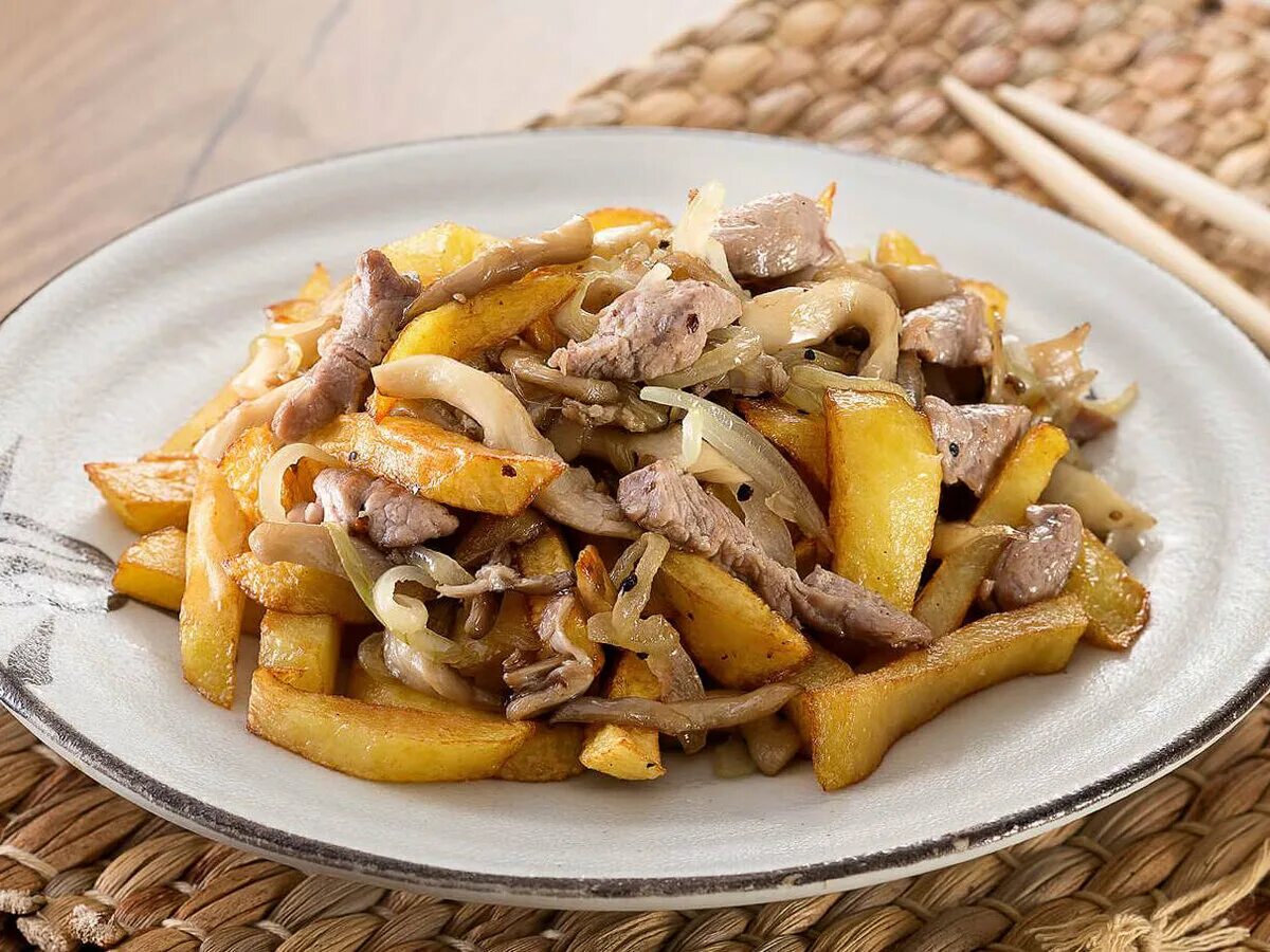 Копченая картошка с грибами. Жареная картошка с опятами. жареная картошка с мясом. картофель жареный с мясом. картофель жареный с грибами.
