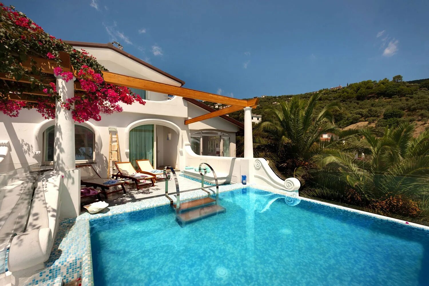 Бали luxury villa. Вилла на самуи с бассейном на берегу моря. Дом у моря греция krit. Домик у моря с бассейном. Дом у моря греция krit.