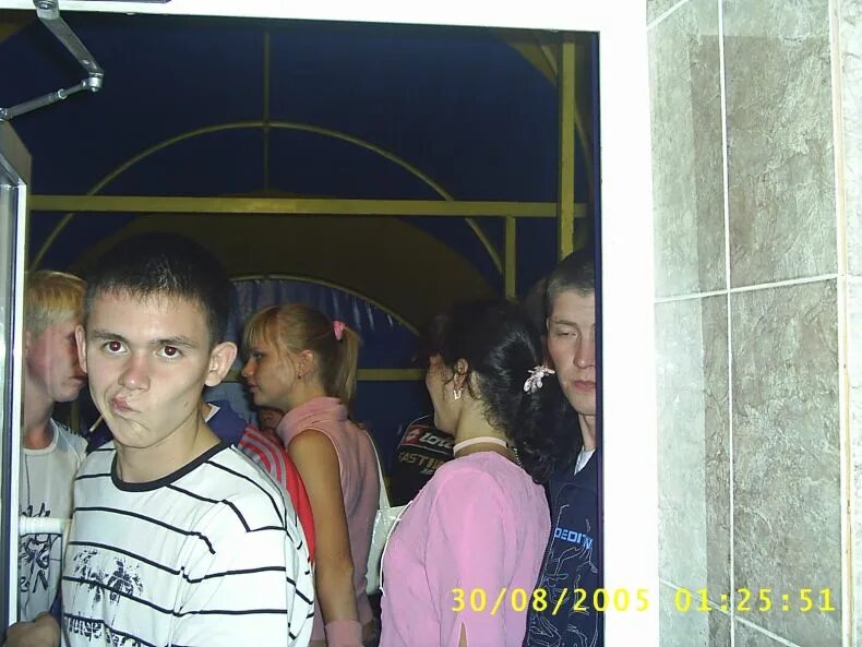 Дискотеки 2005 года. Сельская дискотека. гопники на дискотеке. гоп дискотека. сельская дискотека 2005.