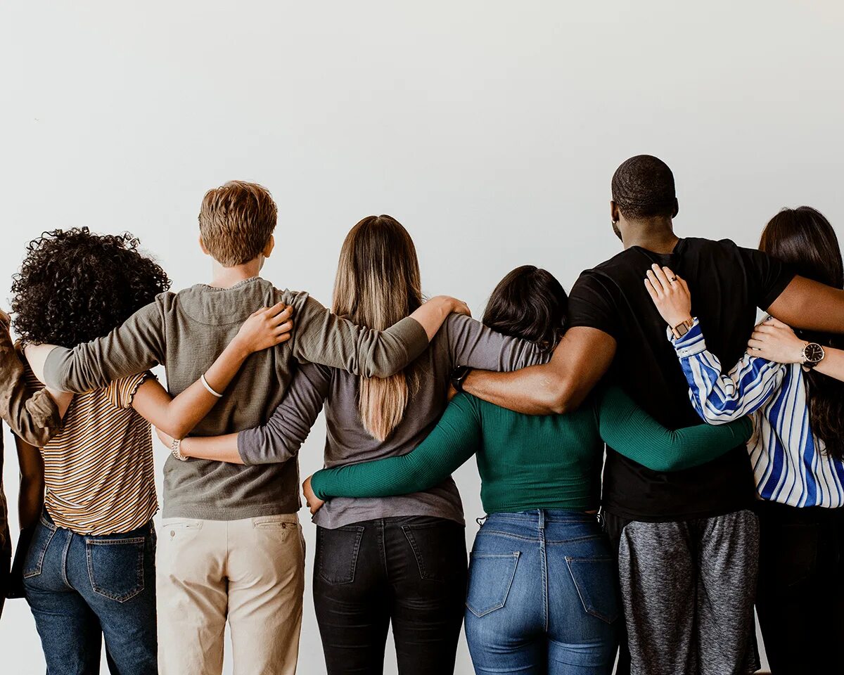 Много людей нуждается. Поддержка семьи. Много людей нуждается. Друзья со спины. Благотворительность.