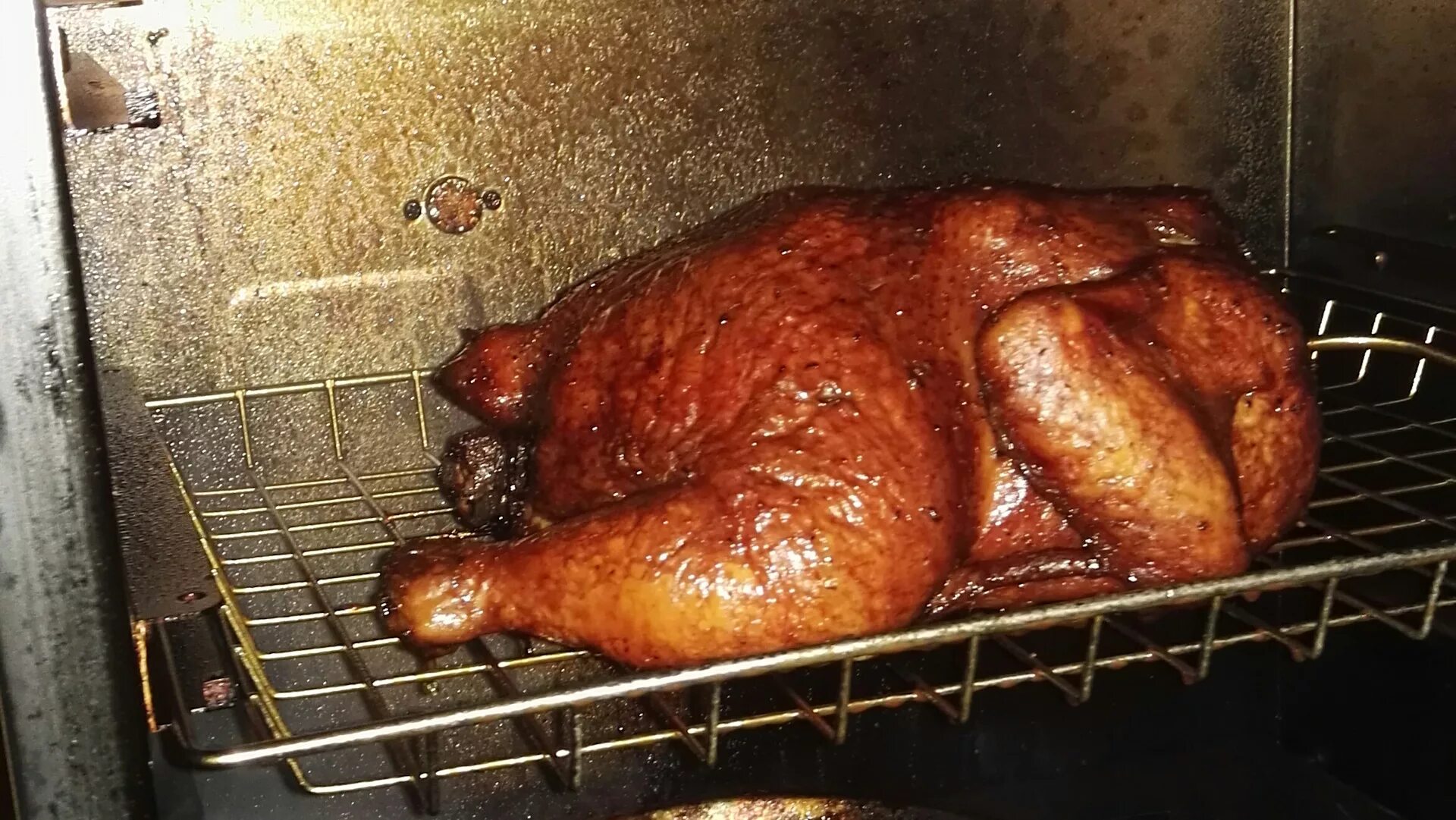 Закоптить домашнюю курицу. Копчение курицы в коптильне горячего копчения. Курица в коптильне горячего. Копченая курица в коптильне.