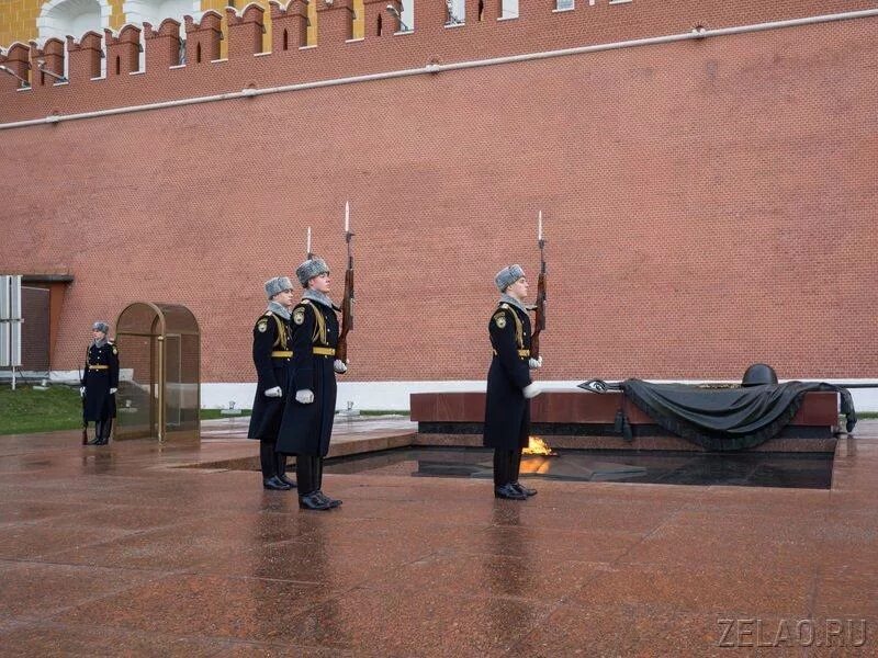 Александровский сад 2 гибель команды содержание. Захоронение останков неизвестного солдата в москве 1966. могила неизвестного солдата москва 1966. захоронение праха неизвестного солдата 1966. открытие могилы неизвестного солдата москва александровский сад.