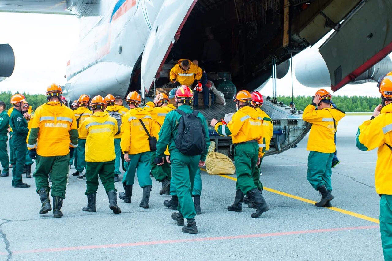 Десантник пожарный лесоохраны. Авиалесоохрана ханты-мансийск. Мурманская авиабаза мурмаши. Пожарный десант авиалесоохрана. Пожарный вертолет авиалесоохрана.