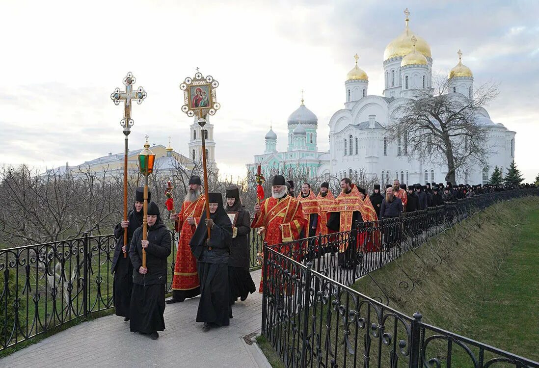 Дивеево канавка крестный ход. Дивеево крестный ход. Дивеево монастырь канавка Богородицы. Храмы Дивеево с канавкой.