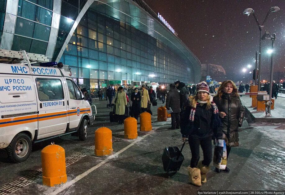 Почему закрыли аэропорт сегодня. Теракт в аэропорту Домодедово 2011. Взрыв в аэропорту Домодедово 2011. Террористический акт в аэропорту Домодедово. Теракт 24 января 2011 аэропорт Домодедово.