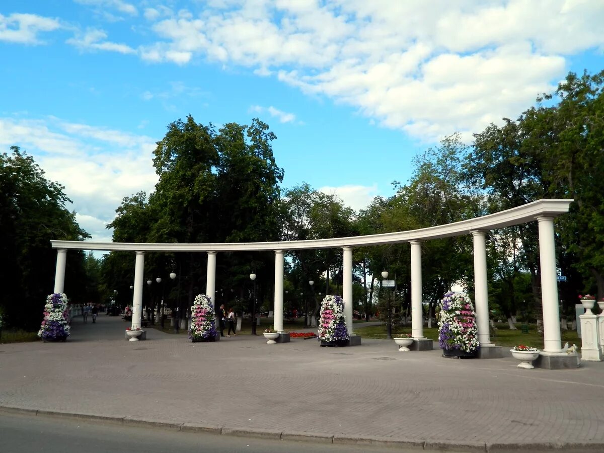 Арка тюмень. Александровский загородный сад Тюмень. Александровский парк Тюмень. Александровский сад Тюмень. Сквер загородный сад Тюмень.