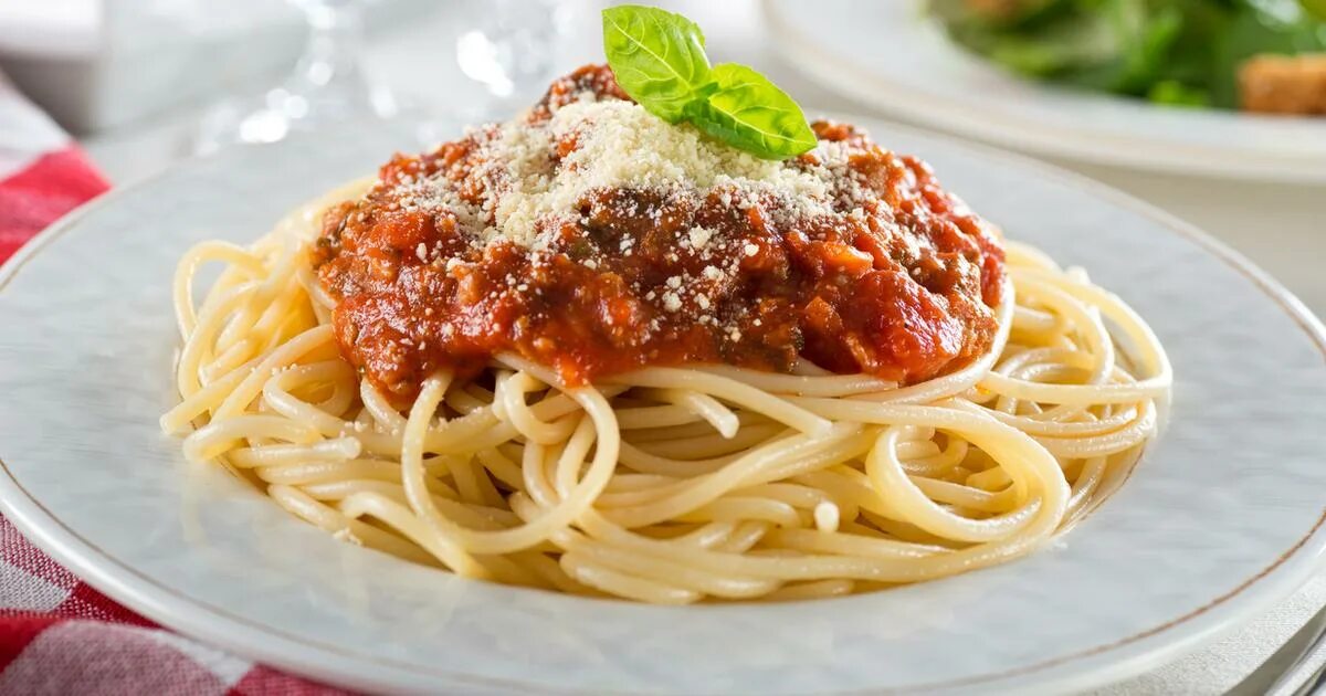 Паста спагетти болоньезе. Паста болоньезе Италия. Паста болоньезе черри. Паста болоньезе с томатной пастой. Фарш с томатной пастой для макарон