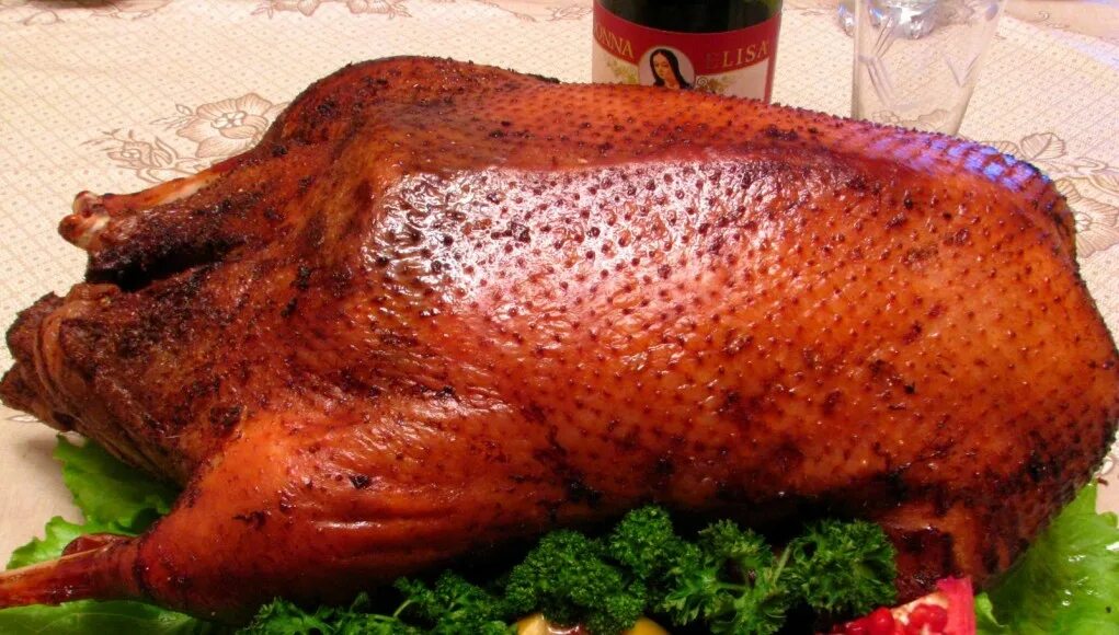 Утка в духовке целиком без фольги. Утка запеченная в духовке целиком. Утку в духовке. Утка в духовке целиком без фольги. Утка в духовке с яблоками и апельсинами в фольге.