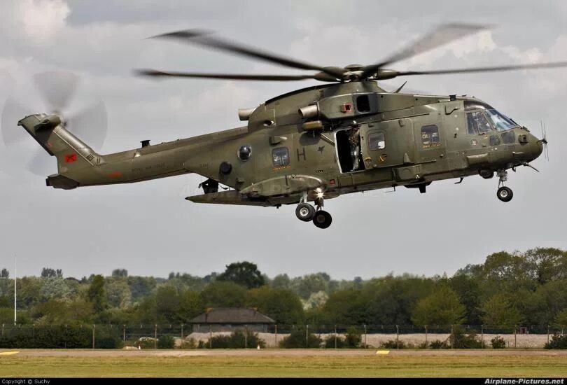 Лучший вертолет в мире на сегодняшний день. Aw101 merlin. agustawestland aw101 merlin. самый быстрый военный вертолет. длинный вертолет.