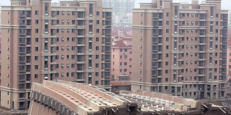 Дом упал. Видео падающих домов. Упал многоэтажный дом в китае. Видео падающих домов. Тайфун в японии сейчас.