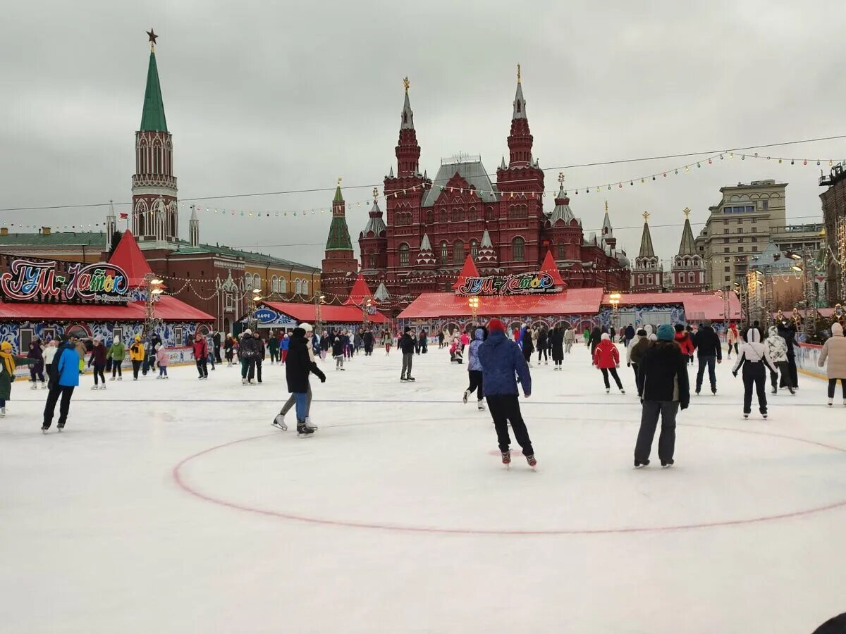 Москва каток на красной площади 2023. ГУМ-каток Москва 2022. Каток парк ГУМ. Каток в Москве на красной площади. ГУМ-каток на красной площади 2022-2023.