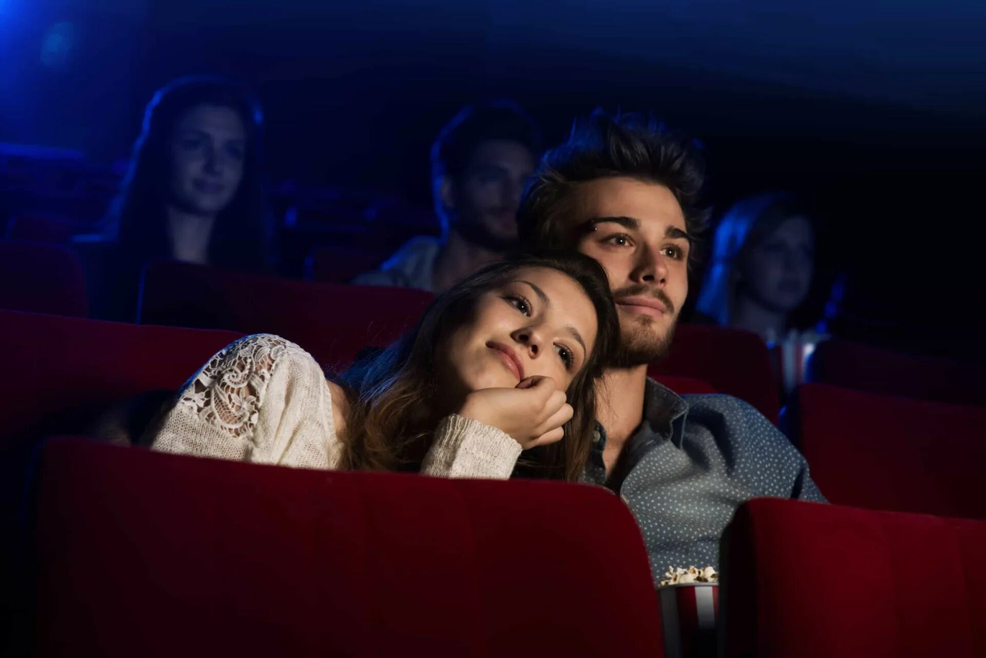 Wife cinema. Парочка в кинотеатре. Парень с девушкой в кинотеатре. Пара в театре. Свидание в кинотеатре.