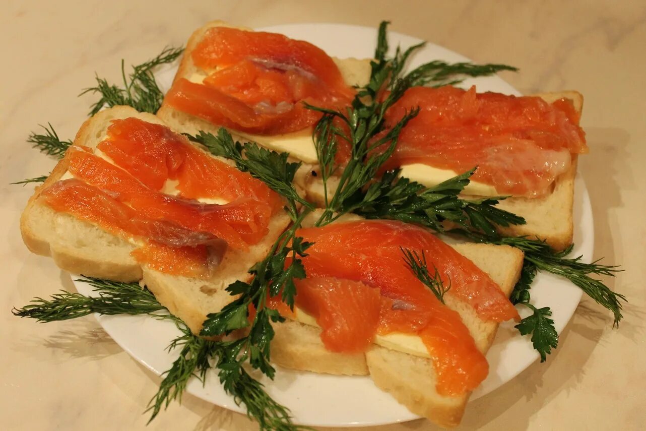семга слабосоленая подача. бутерброды с красной рыбой. бутерброды с горбушей соленой. бутеры с красной рыбой. голец слабосоленый.