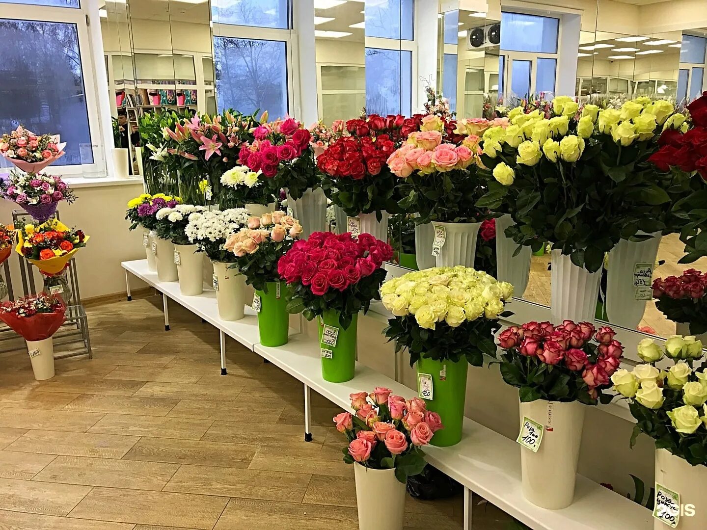 Купить розы в кемерово. Цветы в цветочном магазине. Цветы магазинные. Ассортимент цветочного магазина. Букеты в цветочных магазинах.