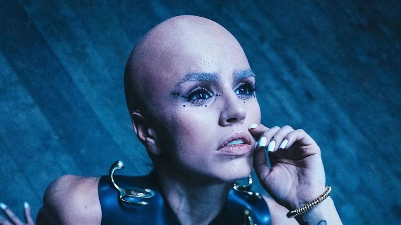 Лысая девочка. Лысая девушка поет песню. Соколова певица лысая. Лысая девушка поет песню. Диана соколова.