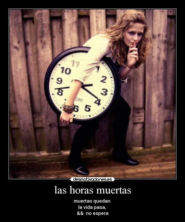 часы экономия времени. смотрит на часы на руке. часы и время. тайм менеджмент студента. человек с часами.