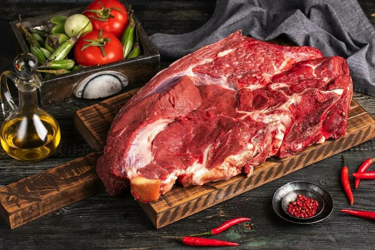 Ростбиф мраморный. Мяса тоске. Кусок мяса на кости. Свежее мясо. Стейк.