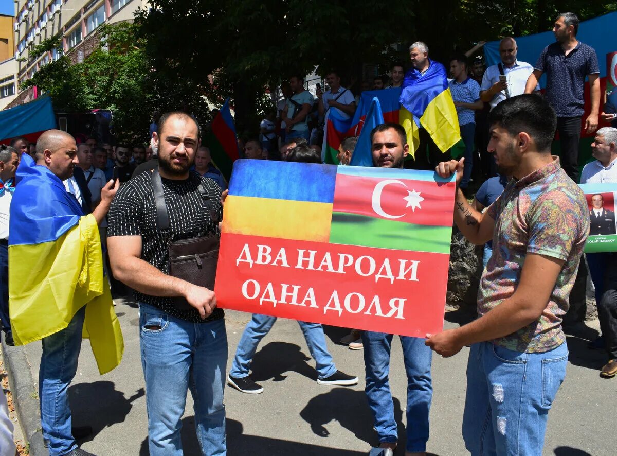 Азербайджанцы не любят армян. Азербайджан и армянин отличия. Что любят азербайджанцы. Азербайджанцы народ. Девушка с флагом азербайджана.