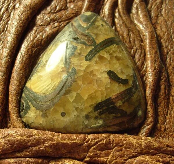Камень ричарда б рэббитсона карты. Необычные подземные камни. Коллекционер камней. Камень Аль-Наслаа. Древнейшие в камнях названия.